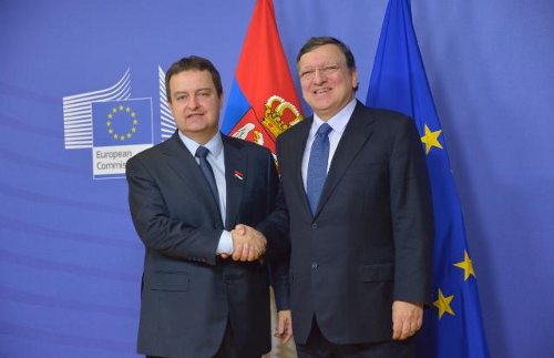 Ivica Dacic, primer ministro serbio y José Manuel Barroso, presidente de la CE, se saludan