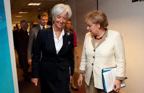 Christine Lagarde y Angela Merkel, se dirigen al Consejo europeo charlando amigablemente