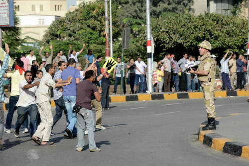 Un soldado se enfrenta a manifestantes de la Hermandad Musulmana en El Cairo