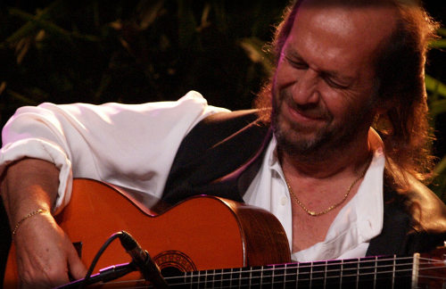 Paco de Lucía tocando la guitarra