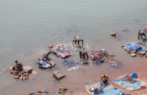 Hombres lavando ropa en el río Niger