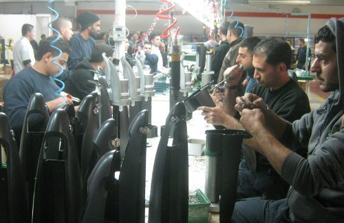 Hombres trabajando en una fábrica