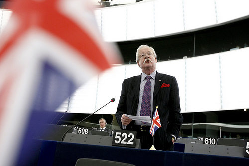 Roger Helmer, habla en el europarlamento con la Union Jack encima de su mesa