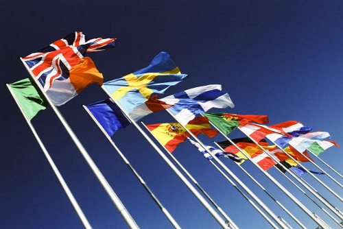 Banderas de la UE contra el cielo