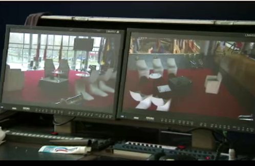 Vista del estudio de televisión a través de dos monitores