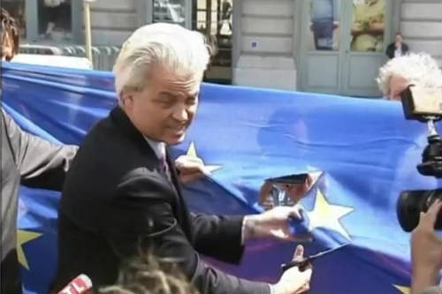 Gert Wilders cortando bandera UE