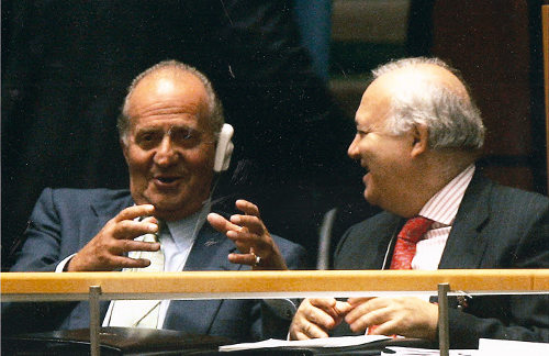 MIguel Ángel Moratinos charla de forma distendida con Juan Carlos I