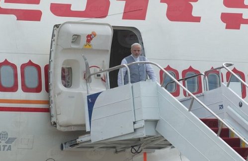 El primer ministro de India baja de su avión