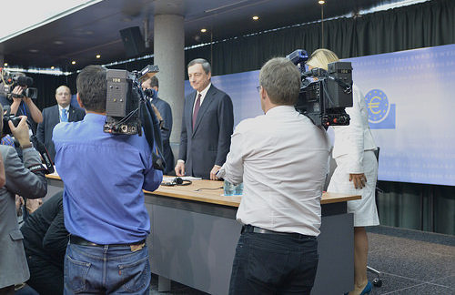 Mario Draghi rodeado de periodistas