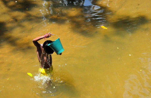 Un niño se lava en un río