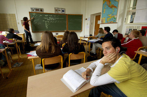 un joven estudiante mira al vacío en clase