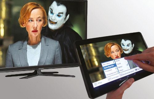 Una persona programa en una tableta lo que se ve en la televisión