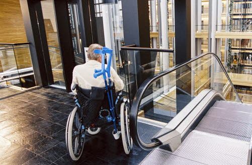 Una persona en silla de ruedas espera un ascensor