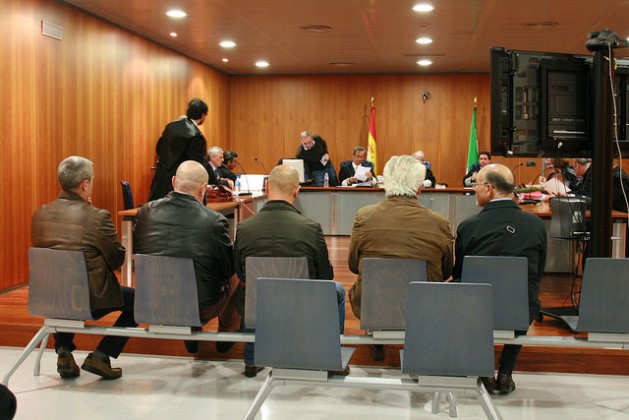 Los policías de espaldas en la sala del juicio