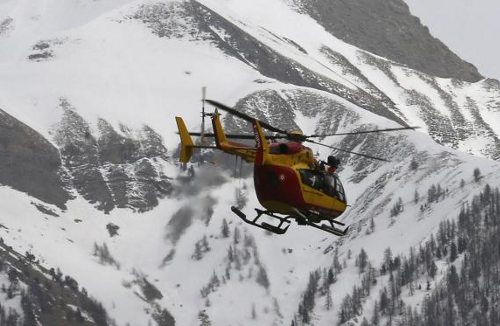 Un helicóptero sobrevuela la zona del accidente