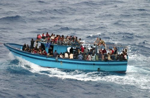 Barco en alta mar con solicitantes de asilo