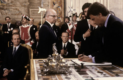 Un jovencísimo Felipe González firma la adhesión ante la mirada del rey Juan Carlos