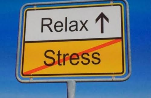 Un cartel que pone Relax arriba y Stress tachado debajo