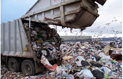Un camión descarga la basura en el vertedero