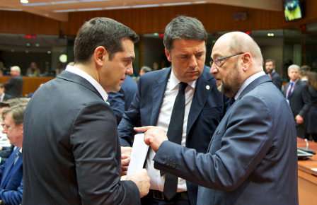 Alexis Tsipras, Matteo Renzi y Martin Schultz hablan antes de que comience el pleno
