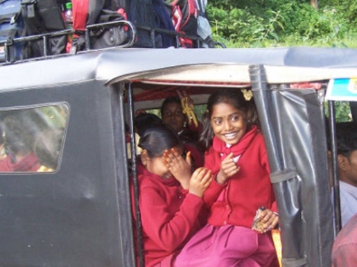 niñas con uniforme rosa vuelven del cole en un pick up