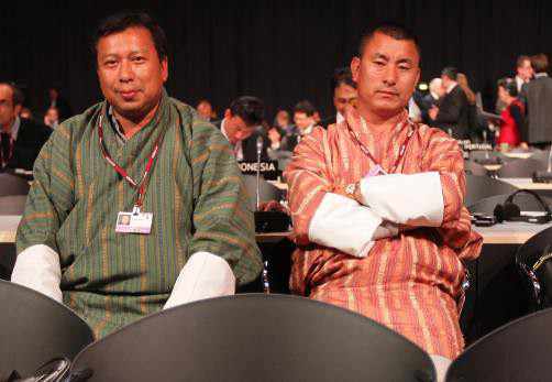 delegados de Bhután con el traje de su país