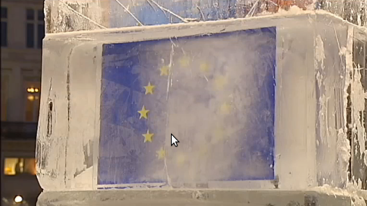 un televisor congelado en el que se ve la bandera de la UE