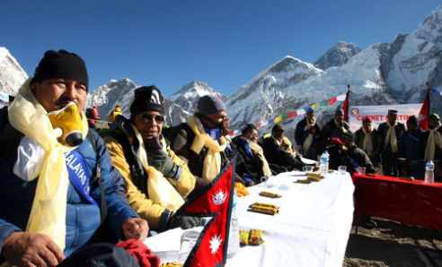 Autoridades napalíes en una mesa ante el Everest
