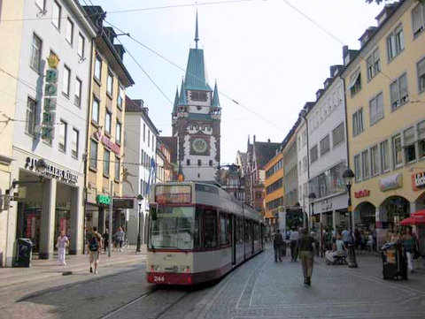 una calle de Friburgo, tranvía y peatones