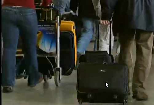 viajeros con maletas en un aeropuerto