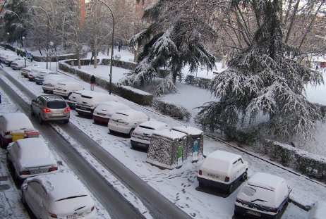 coches completamente cubiertos de nieve