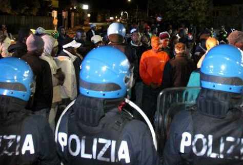 cientos de inmigrantes subsaharianos ante policias 
