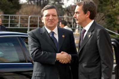 Zapatero y Barroso se dan la mano