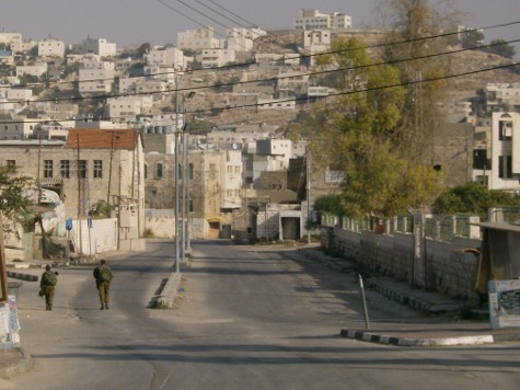 Ciudad de Hebrón, unos soldados israelíes en primer plano
