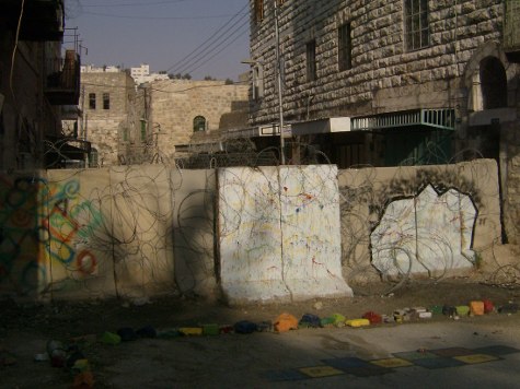un muro corta una calle de la ciudad de Hebrón