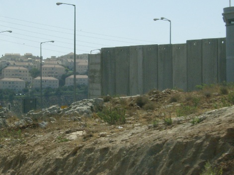 Un trozo de muro, se ve la ciudad de Jerusalén al fondo