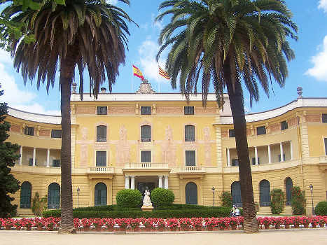 Vista de la fachada principal del Palacio de Pedralbes