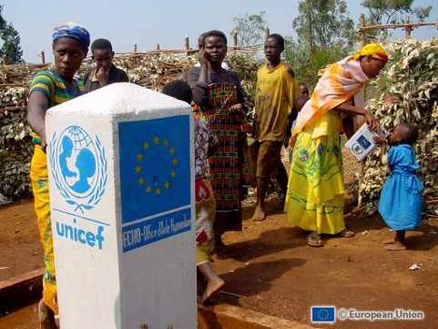 MUjeres llenando los bidones en un pozo de UNICEF y la UE