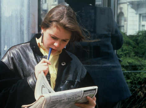 una mujer mira el periódico