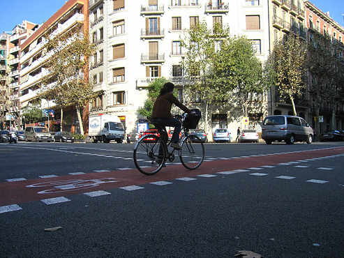 una ciclista por el carril bici