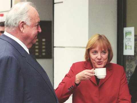 El ex canciller y Angela Merkel