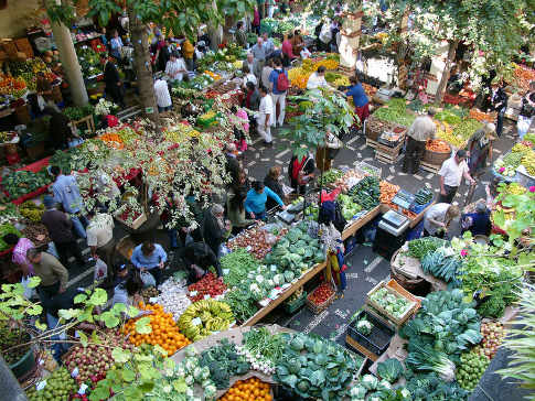 mercado al aire libre con gran cantidad de frutas y verduras