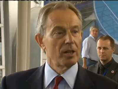 Tony Blair contesta a los periodistas