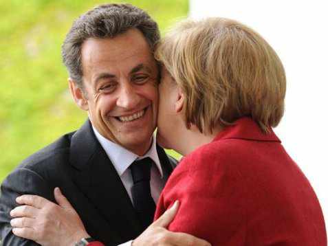 Nicolás Sarkozy y Angela merkel se saludan