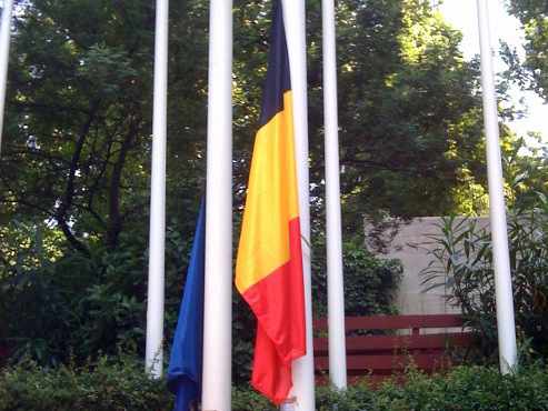 la bandera belga en las Instituciones europeas en Madrid