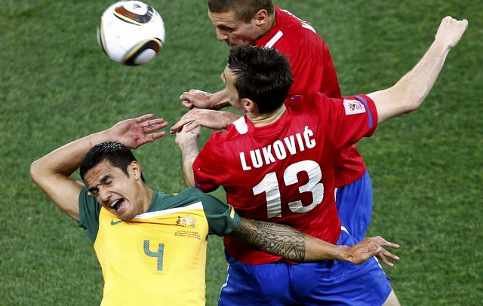 Dos jugadores serbios y uno alemán disputan por el balón 