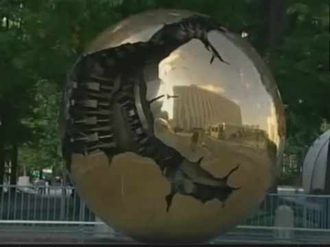 Una bola del mundo dorada delante de la sede de la ONU