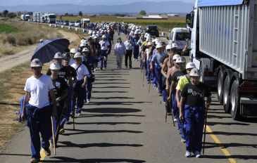 dos filas de mineros marchan por la carretera