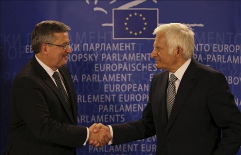 El presidente polaco y el presidente del Parlamento Europeo se saludan