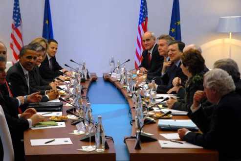 Los líderes de EE UU y UE reunidos alrededor de una meda ovalada